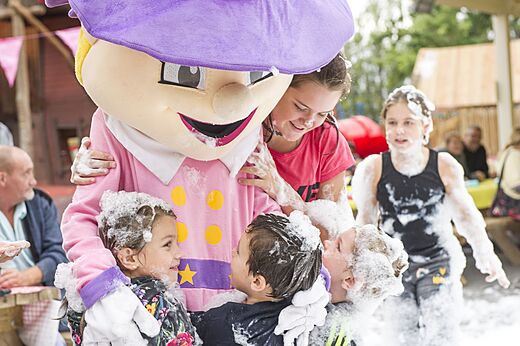 Schaumparty mit Maskottchen und Kindern auf dem Campingplatz CAPFUN Mirmanda in Cambrils - Vinyols i els Arcs.