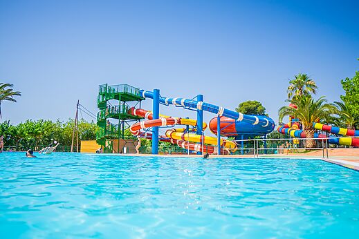 Schwimmbad mit Wasserrutschen auf dem Campingplatz CAPFUN Mirmanda in Cambrils - Vinyols i els Arcs