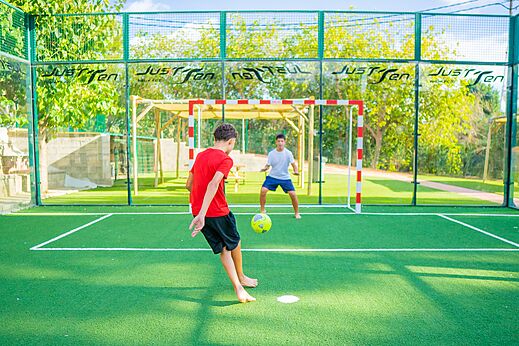 Fu�ballspiel auf Multisportplatz auf Camping CAPFUN Mirmanda in Cambrils.