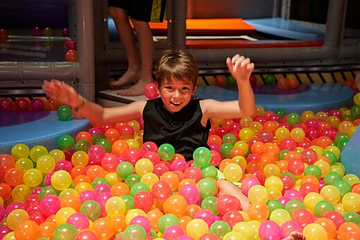 L�chelndes Kind spielt in einem bunten B�llebad auf dem Campingplatz CAPFUN Mirmanda in Cambrils - Vinyols i els Arcs (43).