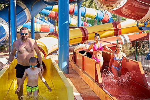 Wasserrutschen und Au�enpool f�r die Familie auf dem Campingplatz CAPFUN Mirmanda in Cambrils.