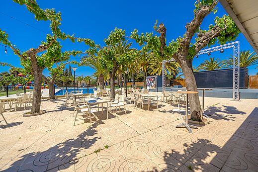 Au�en-Animationsterrasse, Tische, St�hle, Pool auf dem Campingplatz CAPFUN Mirmanda in Cambrils.