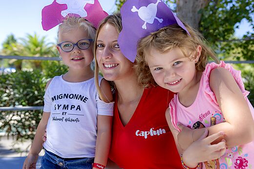 Capfun Animateurin und lachende Kinder mit Piratenh�ten auf CAPFUN Mirmanda.