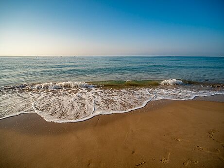 Feiner Sandstrand, sanfte Wellen am CAPFUN Mirmanda Campingplatz in Cambrils.