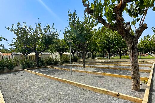 Mehrere schattige Boulepl�tze auf dem Campingplatz CAPFUN Mirmanda in Cambrils (43).