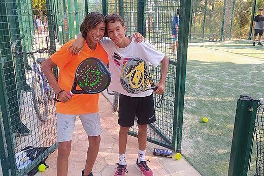 Lachende junge Padelspieler auf dem Platz des Campingplatzes CAPFUN Mirmanda in Cambrils.