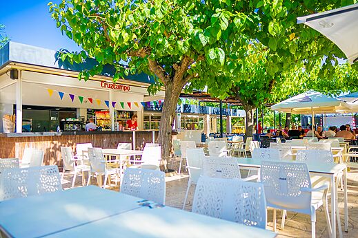 Au�enbar, Tische und St�hle auf dem Campingplatz CAPFUN Mirmanda in Cambrils - Vinyols i els Arcs.