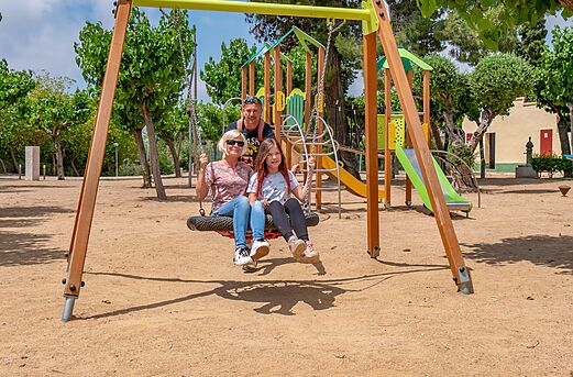 Riesenschaukel und Kinderspielplatz auf dem Campingplatz CAPFUN Mirmanda in Cambrils - Vinyols i els Arcs.