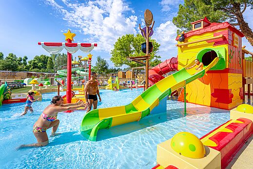 Wasserpark mit Rutschen und Wasserspielen für Kinder auf dem Campingplatz VAGUES OCEANES Monte Cristo in Vauvert (30).