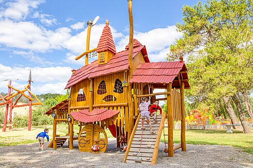 Holzspielstruktur mit Kindern auf dem Campingplatz VAGUES OCEANES Monte Cristo in Vauvert (30).
