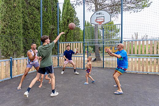 Basketballplatz mit Familie spielend, freundliche Atmosphäre auf dem Campingplatz VAGUES OCEANES Monte Cristo in Vauvert (30).