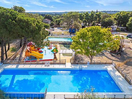 Außenpool, Planschbecken und Wasserrutschen auf Campingplatz VAGUES OCEANES Monte Cristo, Vauvert (30).