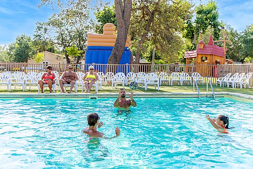 Außenpool, Badegäste und aufblasbare Spiele auf dem Campingplatz VAGUES OCEANES Monte Cristo in Vauvert (30).