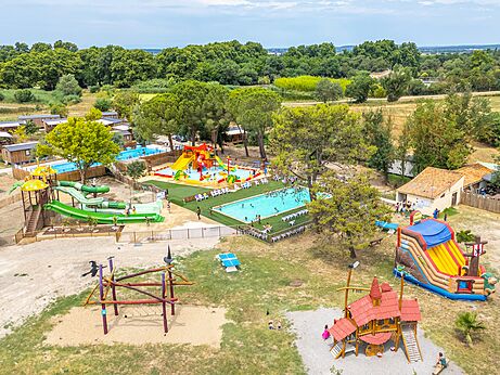 Schwimmbäder, Wasserrutschen und Spiele auf dem Campingplatz VAGUES OCEANES Monte Cristo in Vauvert (30).