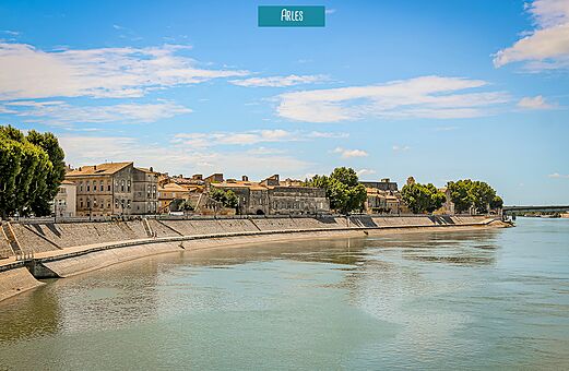Historische Geb�ude am Ufer der Rh�ne in Arles, Stadt zu besuchen in der Provence.