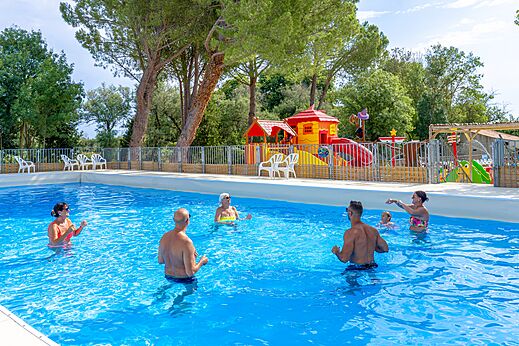 Schwimmbad, Spiele am Camping VAGUES OCEANES Monte Cristo in Vauvert (30).