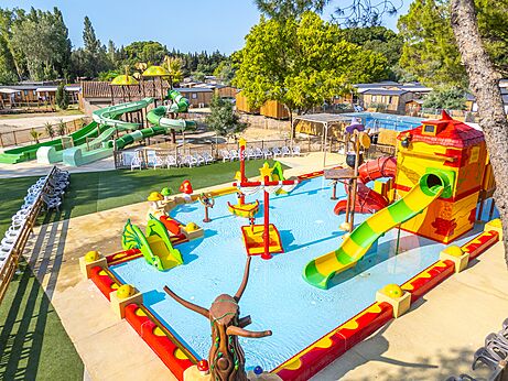 Wasserpark mit Riesenrutschen und Planschbecken auf Campingplatz VAGUES OCEANES Monte Cristo (30).