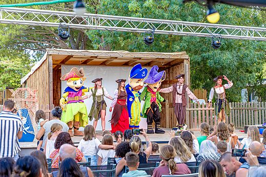 Maskottchen- und Piratenshow auf der Bühne für Urlauber auf dem Campingplatz VAGUES OCEANES Monte Cristo in Vauvert (30).