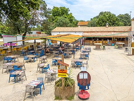 Außenterrasse von Restaurant, Bar und Lebensmittelgeschäft auf Camping VAGUES OCEANES Monte Cristo in Vauvert (30).