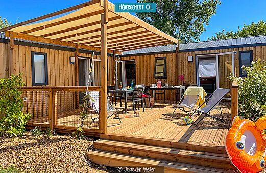 XXL Mobilheim, schattige Terrasse, Gartenmöbel auf dem Campingplatz VAGUES OCEANES Monte Cristo.