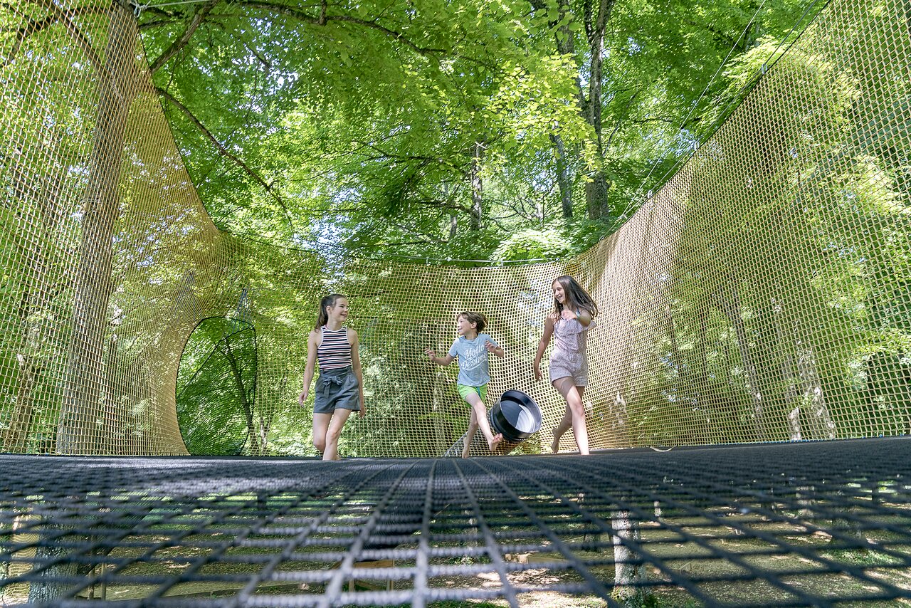 Kinder spielen auf h�ngenden Netzen zwischen B�umen, Campingplatz CAPFUN Montsabert.