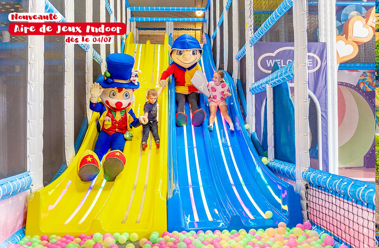 Indoor-Spielplatz mit Rutschen, Maskottchen und Kindern auf dem Campingplatz CAPFUN Montsabert in COUTURES (49).