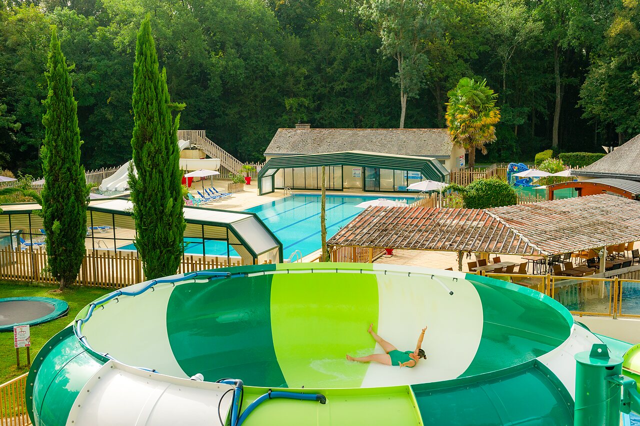 Frau auf Riesenwasserrutsche, Pools und Gr�nanlage auf Camping CAPFUN Montsabert in COUTURES (49).
