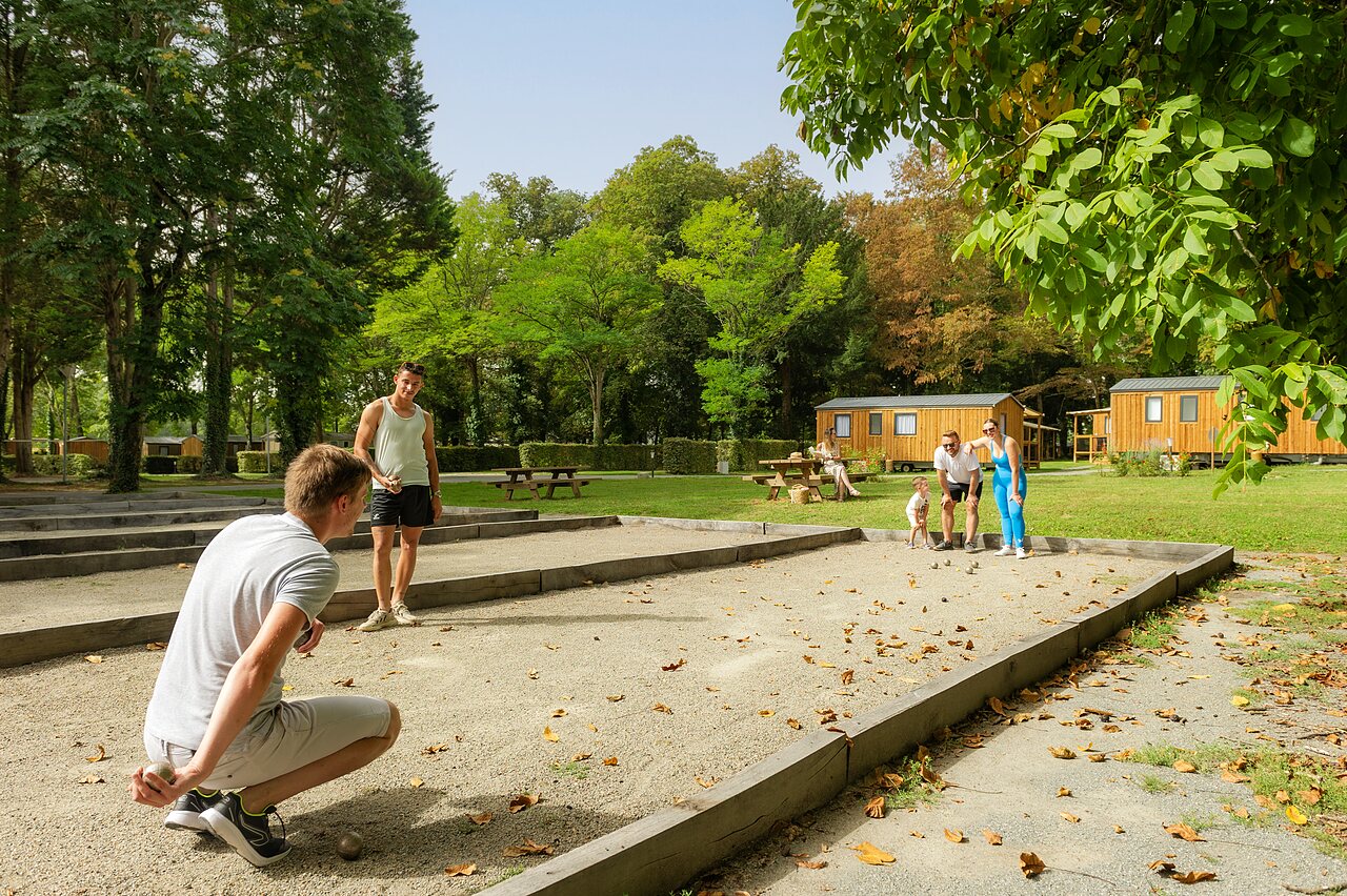 Bouleplatz, spielende Urlauber auf Campingplatz CAPFUN Montsabert in COUTURES (49).