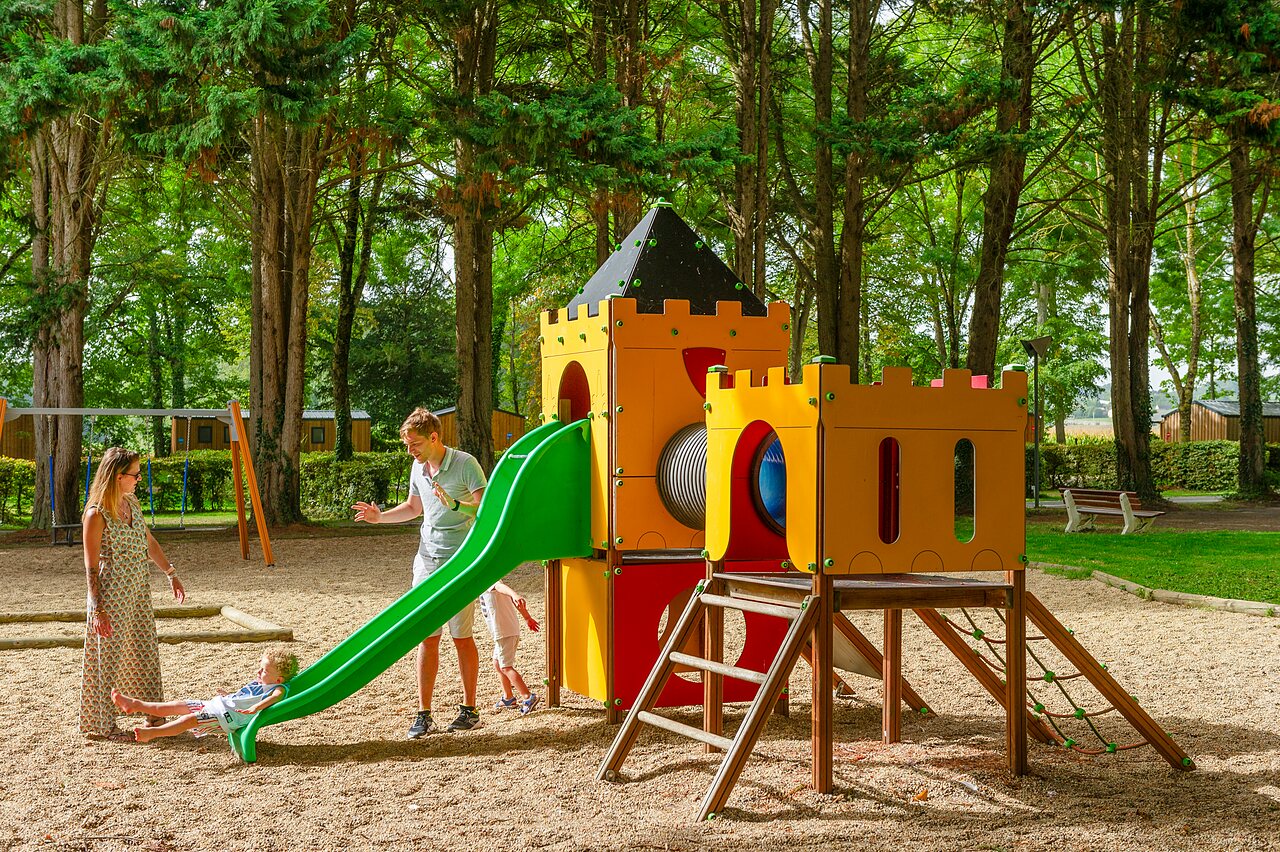 Spielschloss, Rutsche, Kinder und Eltern auf CAPFUN Montsabert in COUTURES (49).