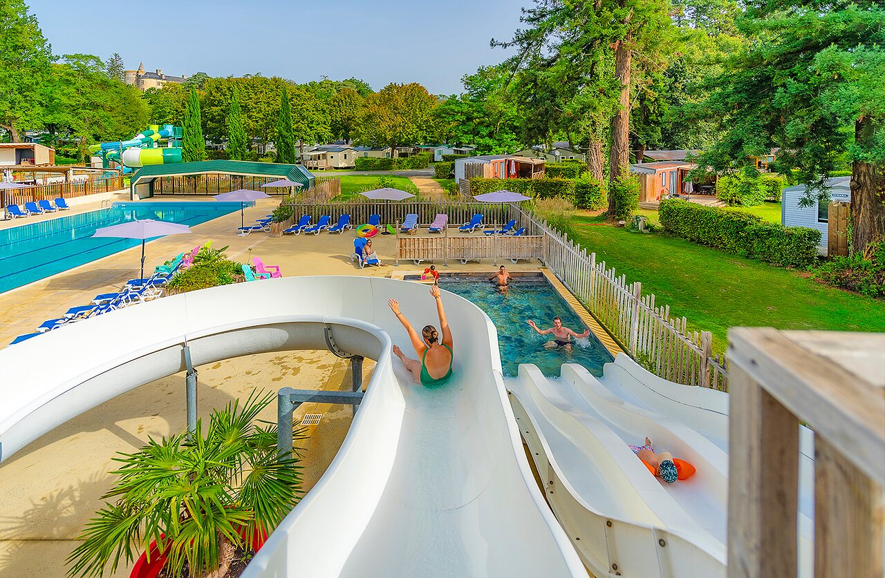 Wasserrutschen und belebtes Freibad auf dem Campingplatz CAPFUN Montsabert in COUTURES (49).