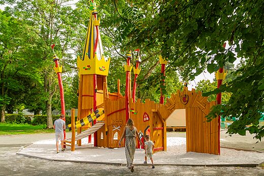 Gro�er Holzschloss-Spielplatz f�r Kinder auf dem Campingplatz CAPFUN Montsabert in COUTURES (49).