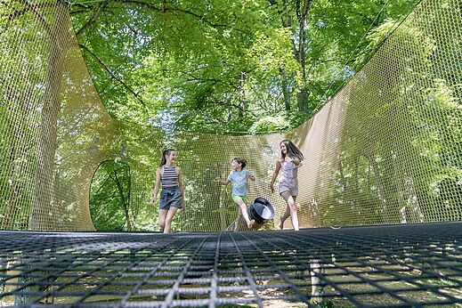 Kinder spielen auf riesigem Netz-Trampolin auf Campingplatz CAPFUN Montsabert in COUTURES (49).