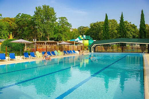 Au�enpool mit Wasserrutsche und St�hlen auf dem Campingplatz CAPFUN Montsabert in COUTURES (49).