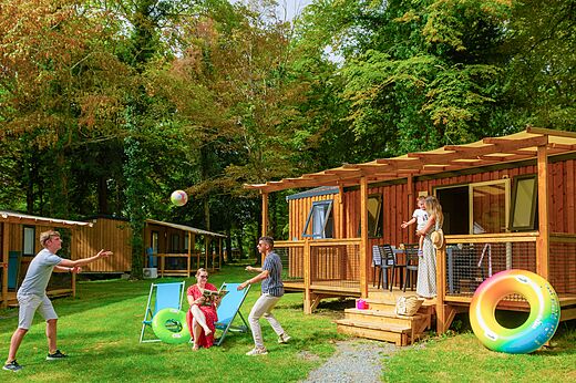 Mobilheim mit Terrasse und Familie auf dem Campingplatz CAPFUN Montsabert in COUTURES (49).
