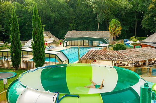 Riesen-Wasserrutsche und Schwimmb�der Luftaufnahme auf Camping CAPFUN Montsabert COUTURES (49).