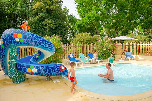Au�enpool mit Schlangenrutsche und Kindern auf dem Campingplatz CAPFUN Montsabert in COUTURES (49).
