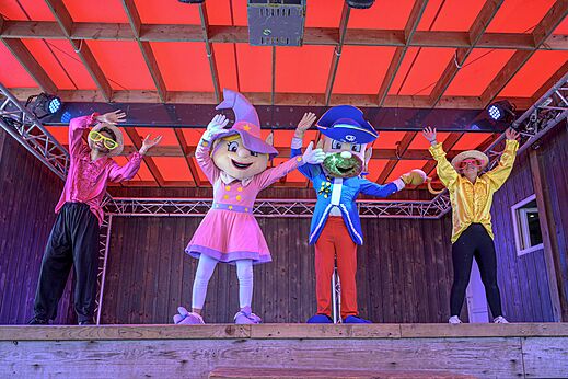 Animationsshow mit Maskottchen und Animateuren auf der B�hne auf dem Campingplatz CAPFUN Montsabert in COUTURES (49).