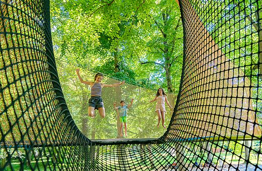Kinderen springen op reusachtig speelnet op camping CAPFUN Montsabert in COUTURES (49).