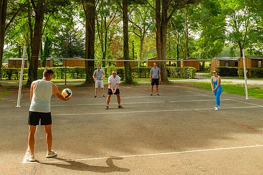 Outdoor-Volleyballfeld mit Urlaubern spielend auf dem Campingplatz CAPFUN Montsabert in COUTURES (49).