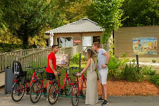 Fahrradverleih und Empfangsgeb�ude auf dem Campingplatz CAPFUN Montsabert in COUTURES (49).