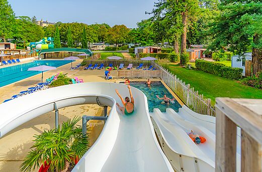 Waterglijbanen en buitenzwembad op camping CAPFUN Montsabert in COUTURES (49).