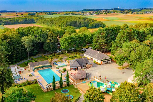 Luftaufnahme Wasserpark mit Pools und Rutschen auf Campingplatz CAPFUN Montsabert, COUTURES (49).