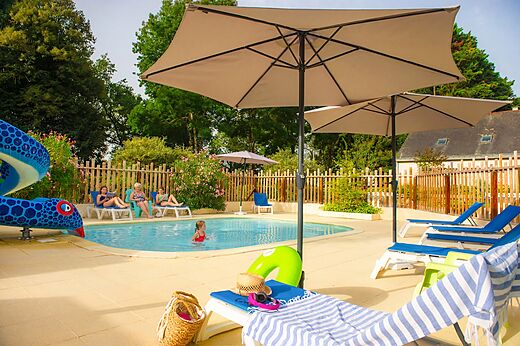 Slangenwaterglijbaan en buitenzwembad op camping CAPFUN Montsabert in COUTURES (49).
