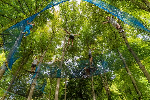Hochseilgarten mit H�ngenetzen in den B�umen auf dem Campingplatz CAPFUN Montsabert in COUTURES (49).