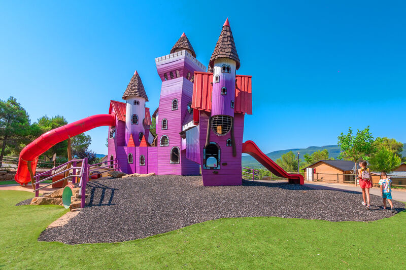 Carabouille Spielplatz - Schloss Spielplatz mit Rutschen auf Camping CAPFUN Montblanc Park in Montblanc.