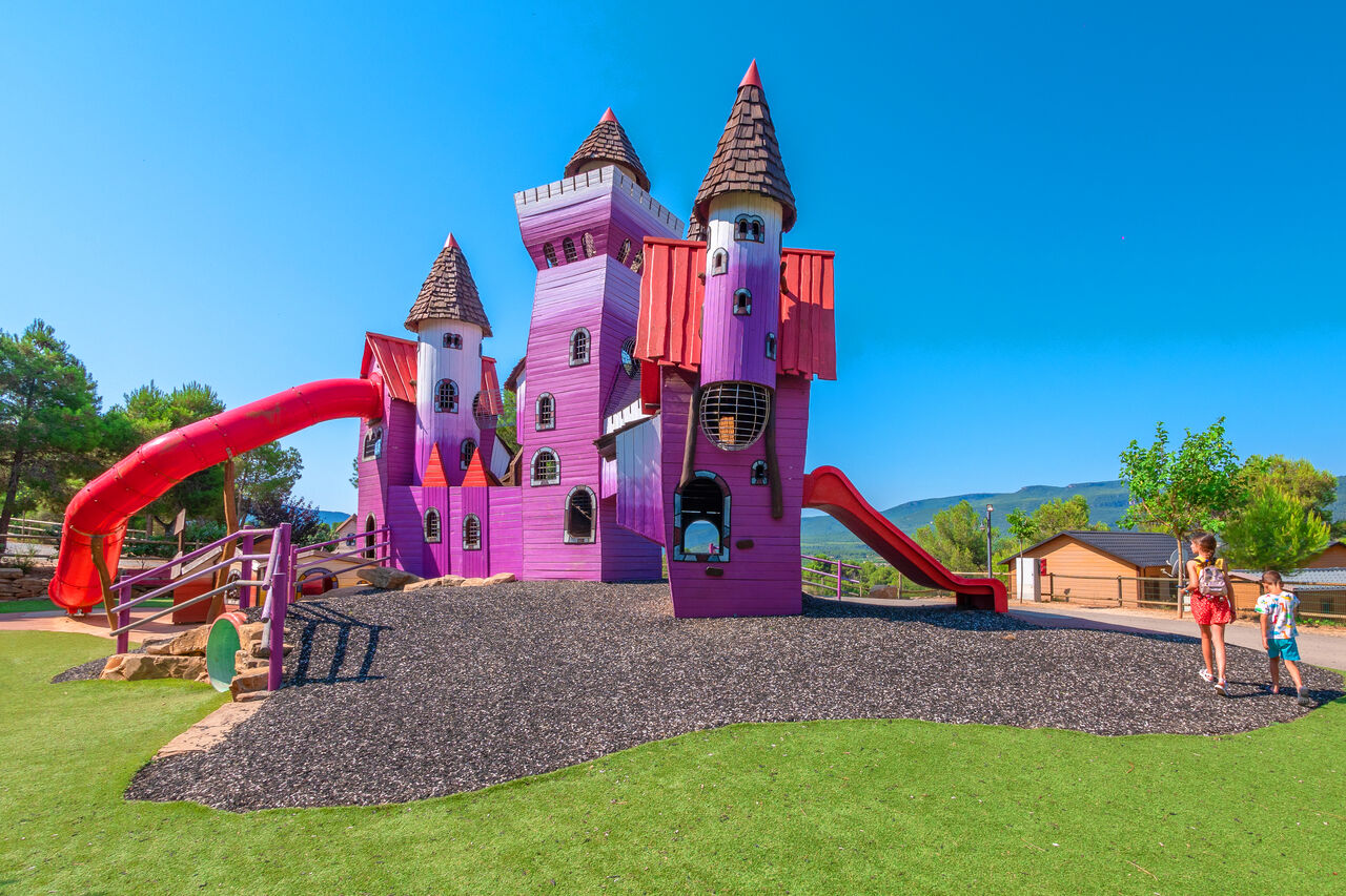 Schloss Spielplatz mit Rutschen auf Camping CAPFUN Montblanc Park in Montblanc.