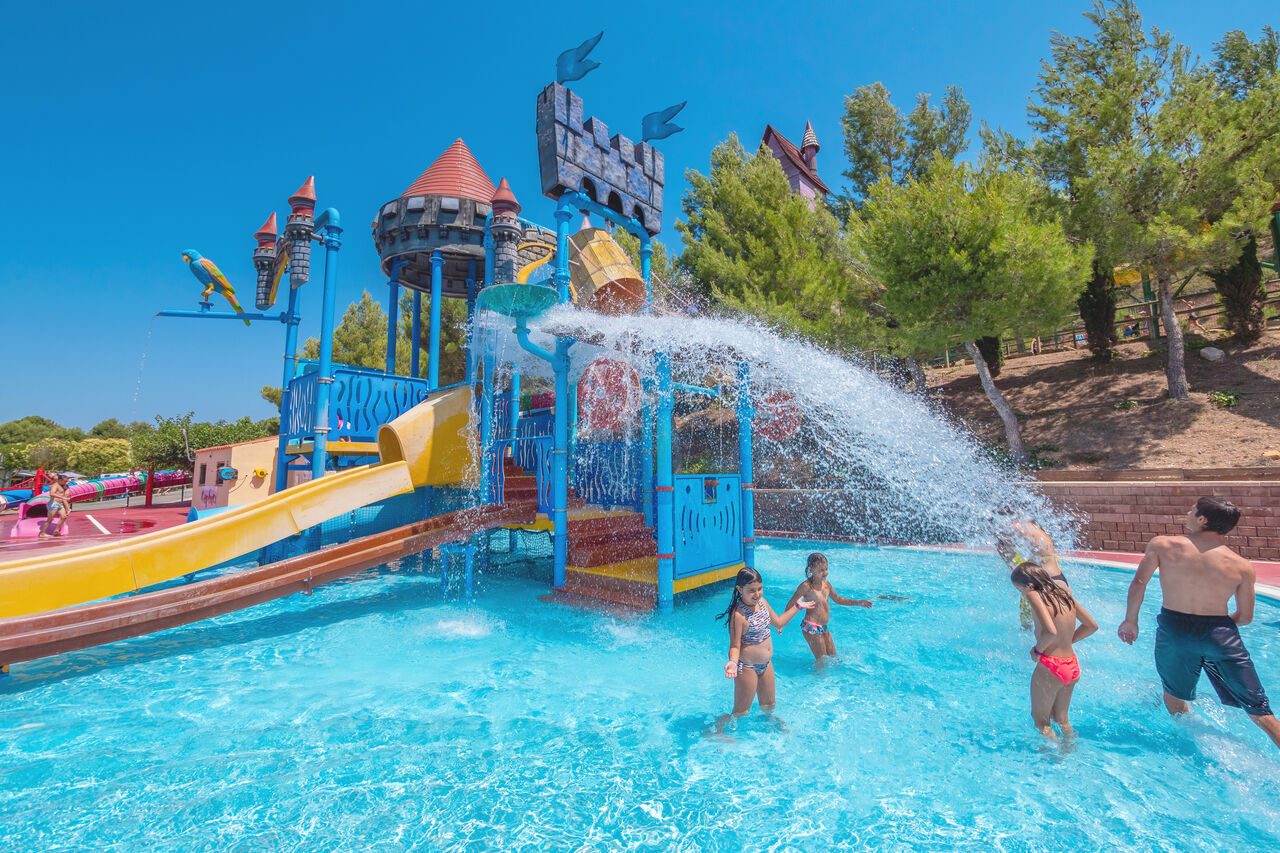 Wasserspielplatz mit Rutschen und Kippeimer, Kinder spielen auf dem Campingplatz CAPFUN Montblanc Park in Montblanc (43).