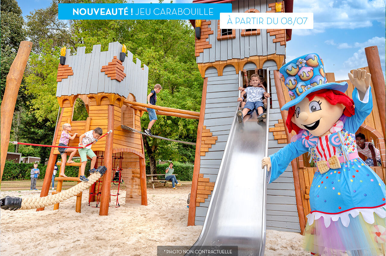 Carabouille Spielplatz mit Rutsche und Kindern auf dem Campingplatz CAPFUN Montblanc Park in Montblanc (43).