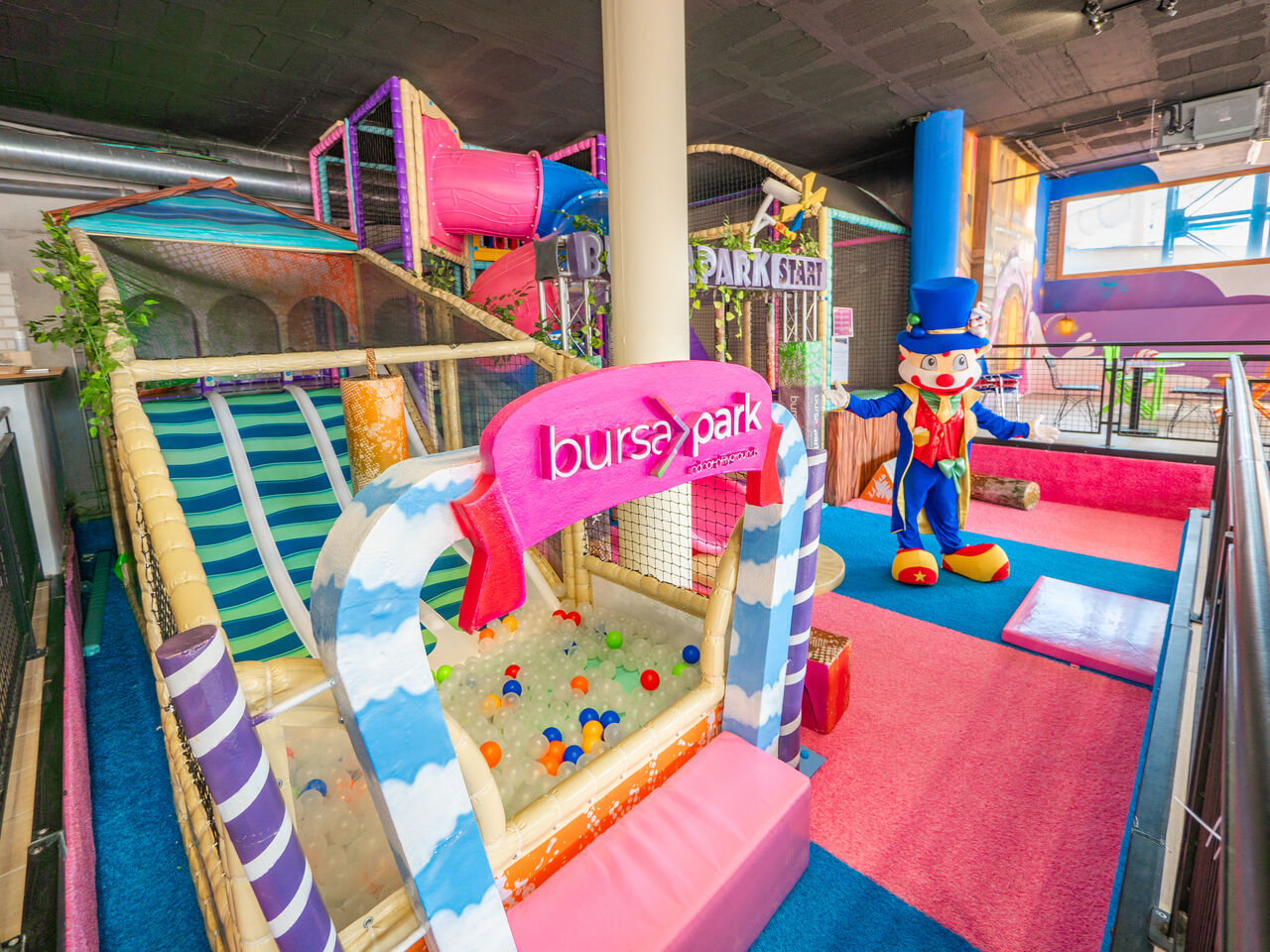 Indoor-Spielplatz, Rutschen, B�llebad, Maskottchen auf CAPFUN Montblanc Park, Montblanc (43).