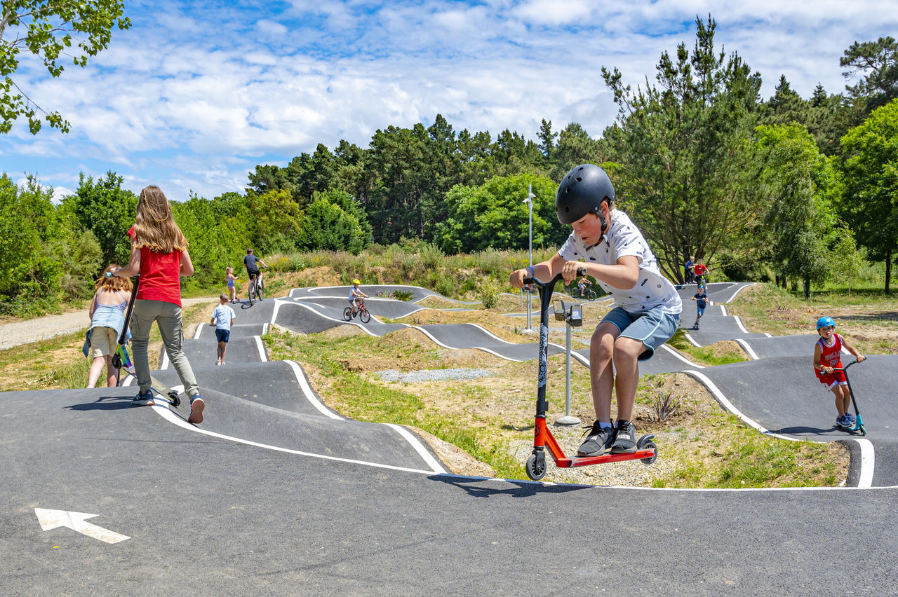 Kinder auf Pumptrack mit Rollern und Fahrr�dern, Camping CAPFUN Montblanc Park (43).